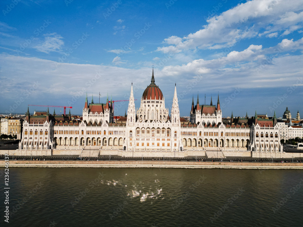 Fototapeta premium Vue aérienne panoramique de la ville capitale Budapest avec parlement hongrois Országház gothique en bord de rivière Danube, Hongrie, Europe 
