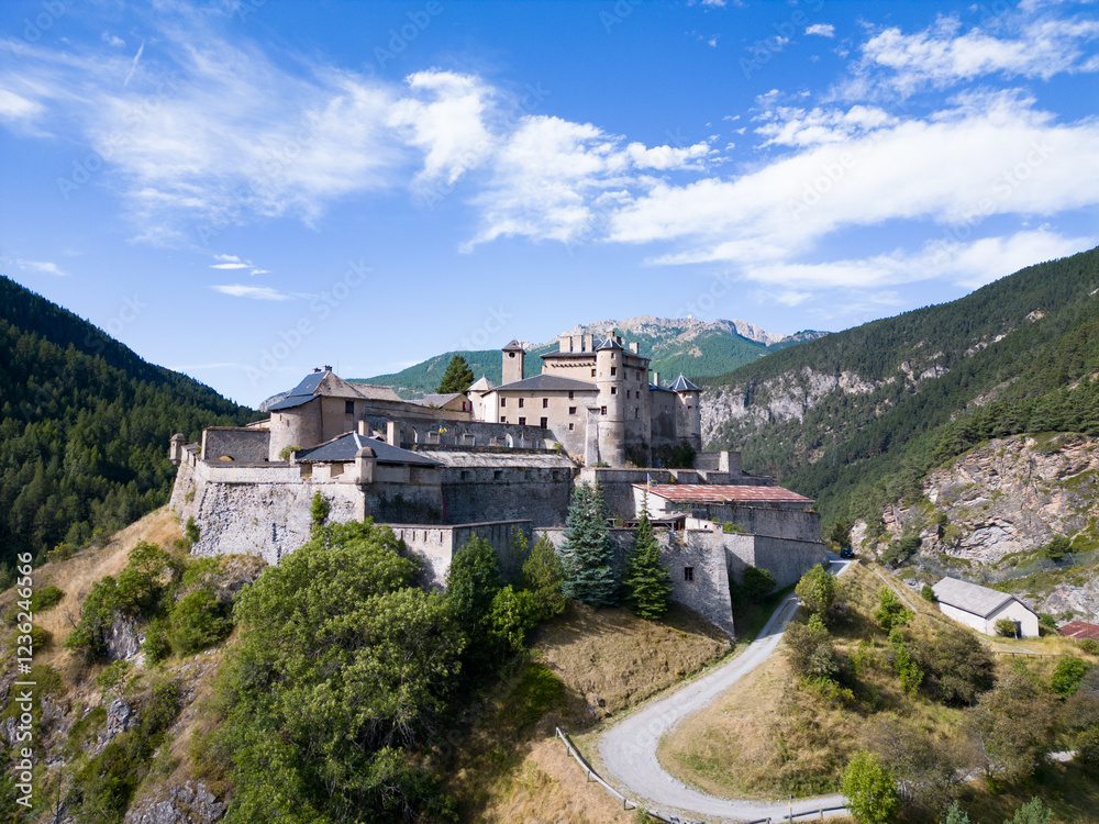 Vue aérienne panoramique du Fort Queyras au drone, château médiéval historique dans une vallée de montagne et rivière, Alpes, France, Europe
Vue aérienne panoramique du Fort Queyras au drone, château médiéval historique dans une vallée de montagne et rivière, Alpes, France, Europe