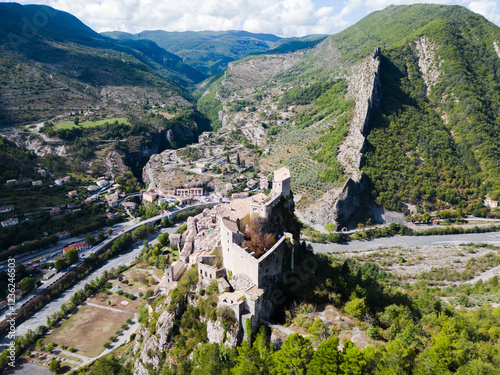 Vue aérienne panoramique de la Citadelle d'Entrevaux au drone, forteresse médiéval historique dans une vallée de montagne et rivière, Alpes, France, Europe
 photo