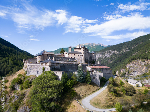 Vue aérienne panoramique du Fort Queyras au drone, château médiéval historique dans une vallée de montagne et rivière, Alpes, France, Europe
