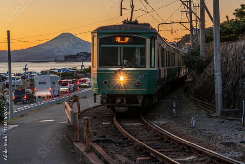 鎌倉市七里ガ浜から夕焼け富士山と江ノ電