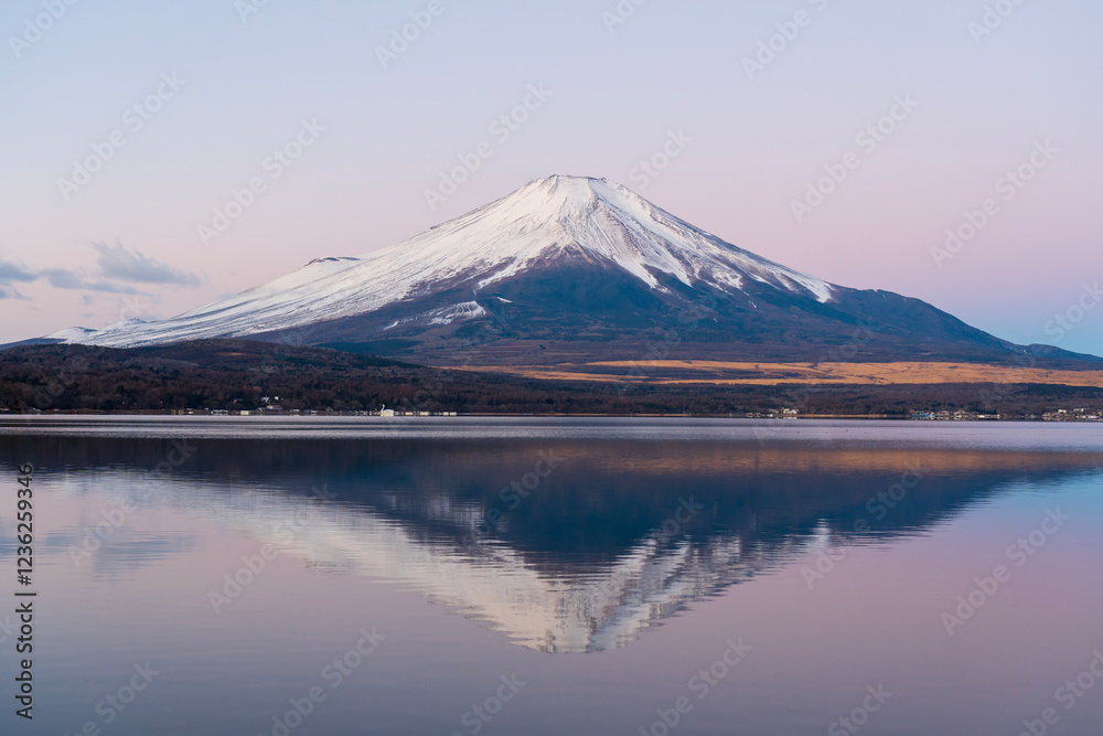 山中湖の湖面に映る紅富士 山中湖の湖面に映る紅富士
