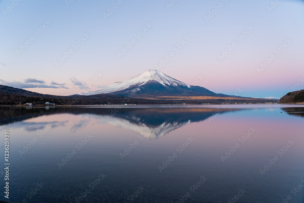 山中湖の湖面に映る紅富士 山中湖の湖面に映る紅富士