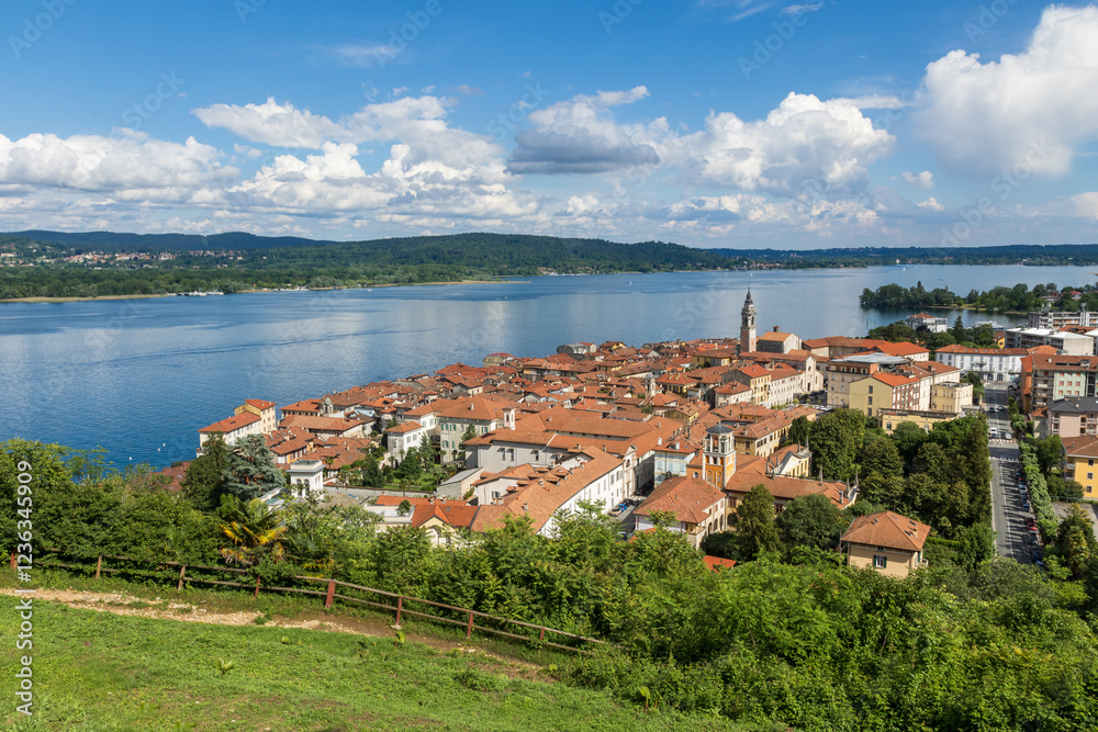 Fototapeta premium Veduta dal Parco della Rocca Borromeo sulla cittadina di Arona sul Lago Maggiore in Piemonte