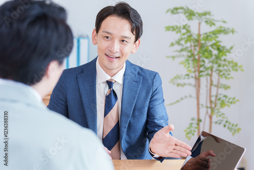 会議をするビジネスマンたち（スーツ・作業着・作業服）