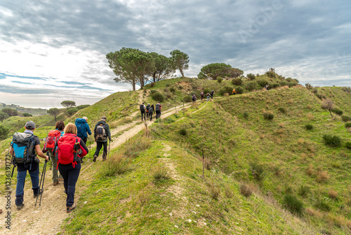Vista di trekker che percorrono il crinale di una collina
