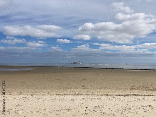 Ausflugsschiff in der Nordsee vor Cuxhaven