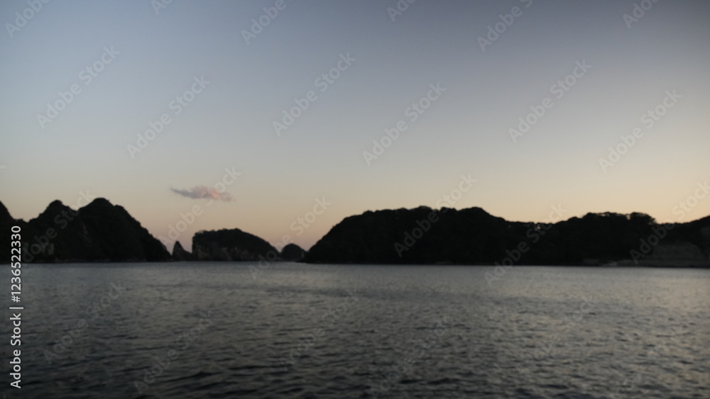 夕暮れ時の海を見ていると癒される。 夕暮れ時の海を見ていると癒される。