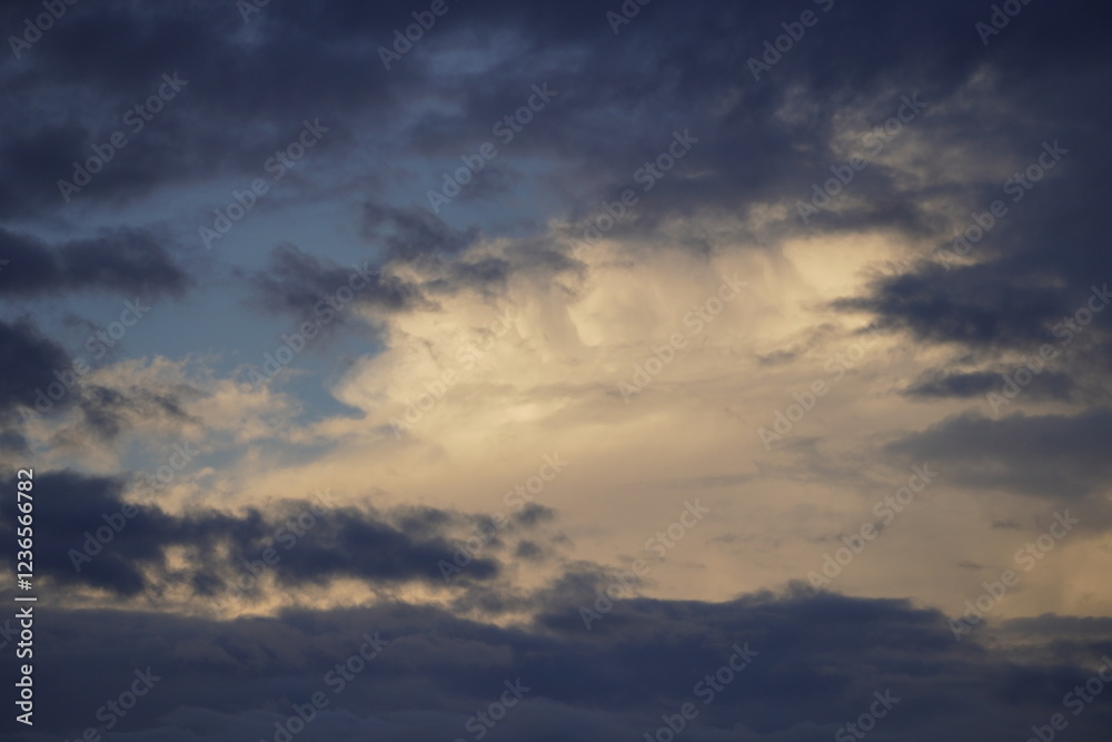 ciel orageux cachant un ciel lumineux avec un couché de soleil ciel orageux cachant un ciel lumineux avec un couché de soleil