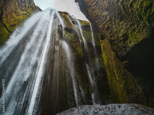 Φωτογραφία Gljúfrabúi, la cascade cachée au cœur des falaises islandaises
