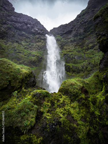 Cascade au cœur des falaises verdoyantes