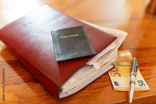 Agenda dell'avvocato e del professionista legale con soldi per le tasse e diritti della cancelleria giudiziale, sul banco del tribunale