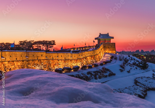 Fotografía Beautiful evening light Sunset at Hwaseong Fortress on Suwon City Wall in winter