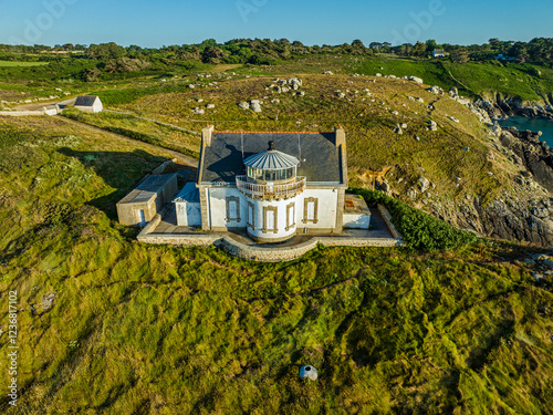 Vue aérienne du phare du millier en bretagne 