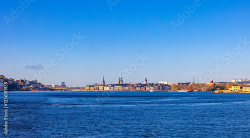Blick auf die Altstadt von Stockholm vom Wasser aus über den höggarnsfjörden