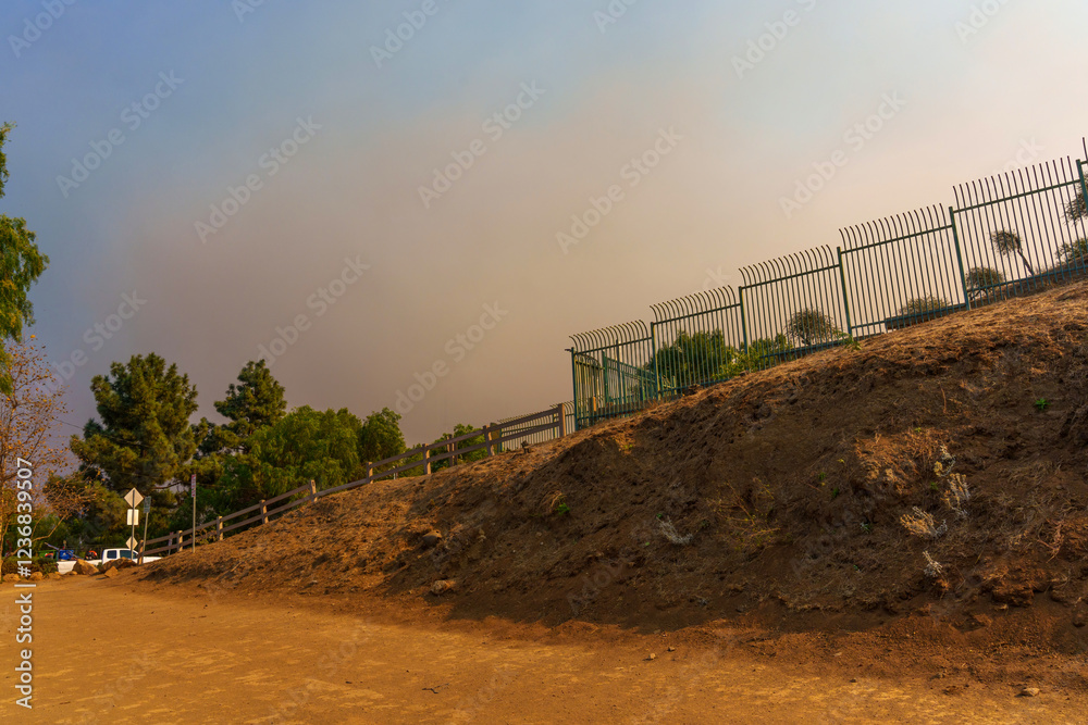 Obraz premium Dusty Trail with Hazy Skies Near Runyon Canyon During Wildfire