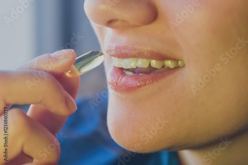 Mujer tomando vitaminas, omega 3, magnesio entre otras