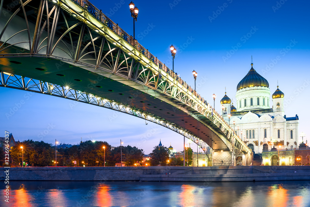 Obraz premium The Orthodox Cathedral of Christ the Savior and the Patriarchal bridge over the night Moskva River. Moscow