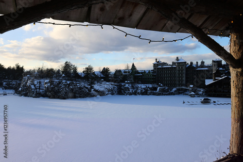 Fotografía sunset view of famous hotel and wooden gazebo along hiking trail in upstate new