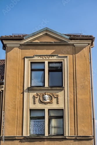 Obraz na płótnie crimmitschau, deutschland - detail von einem alten haus mit stuckrelief w salonie