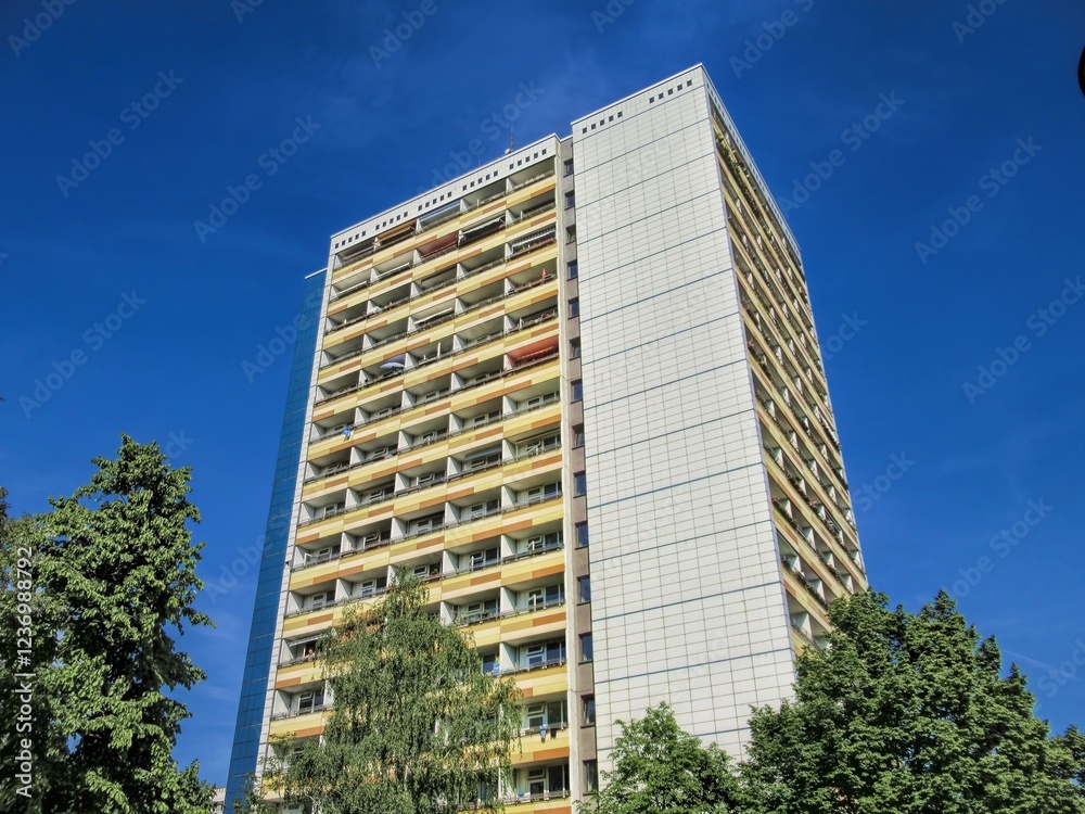 berlin, deutschland - hochhaus vor einem blauen himmel