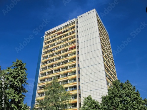 Obraz na płótnie berlin, deutschland - hochhaus vor einem blauen himmel w salonie