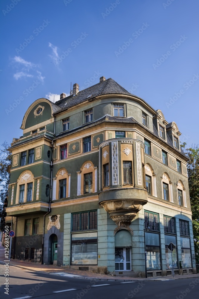 werdau, deutschland - altes eckhaus mit erker