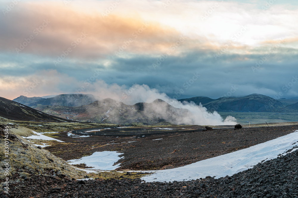 Obraz premium The ubiquitous geothermal energy at Hverahlid Hot Springs in southern Iceland.