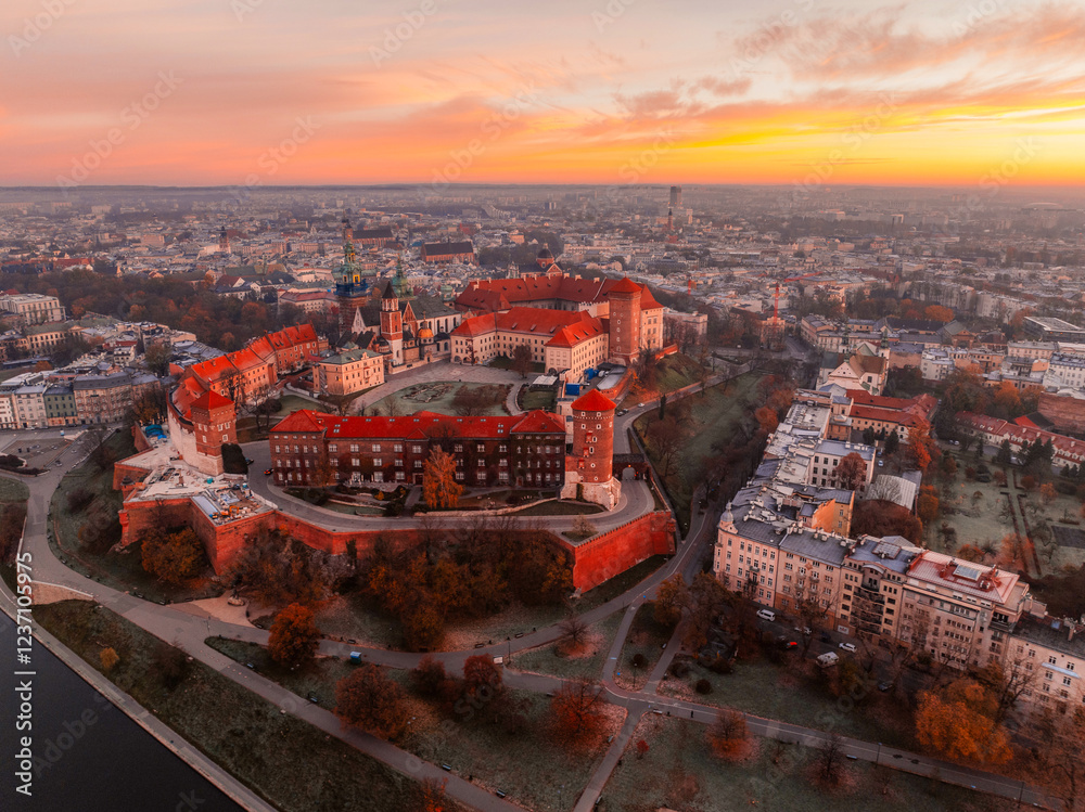 Obraz premium Wawel castle landmark with city view near river in Krakow Poland. Autumn landscape on coast river Wisla.