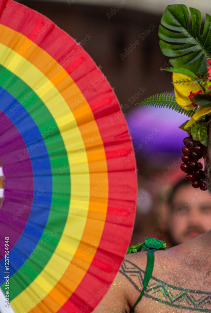 Obraz premium Leque com as cores do arco íris simbolizando a comunidade gay no Carnaval de Rua de São Paulo. 