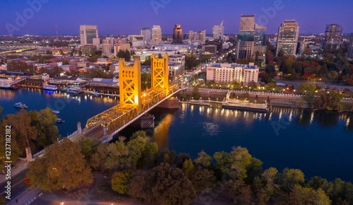 Foto Evening view of the iconic Sacramento, CA, Bridge, illuminated at dusk