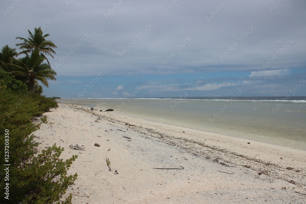 Obraz premium The ocean beach at Tiputa on Rangiroa Atoll, Tuamotu Islands, French Polynesia.