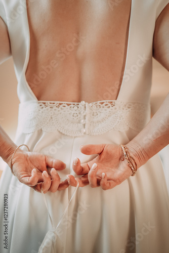 les mains de la mariée, de dos photo