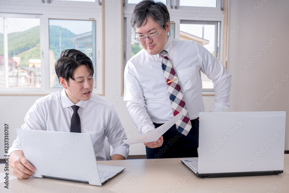 相談するビジネスマン