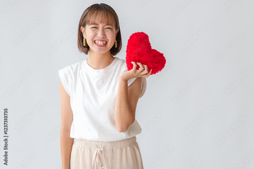 ハートと笑顔が素敵な女性 ハートと笑顔が素敵な女性