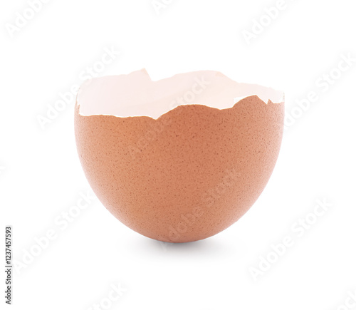 Foto Piece of cracked eggshell isolated on white
