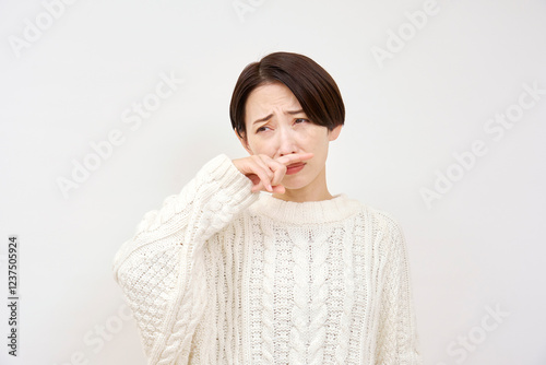 鼻炎の女性　白背景