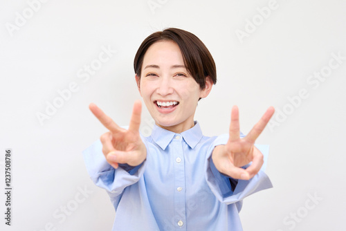 女性　ピースサイン　白背景　両手