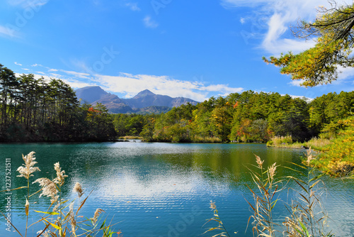 裏磐梯　五色沼湖沼群の毘沙門沼と紅葉　福島県