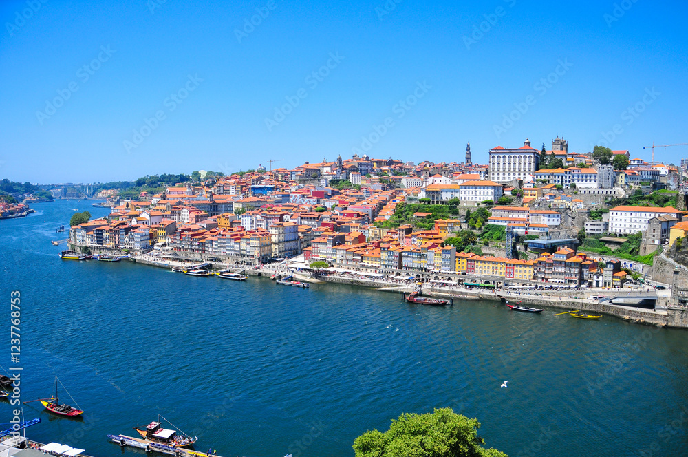 Fototapeta premium ポルトガル第二の都市ポルトのとても美しい歴史地区の風景