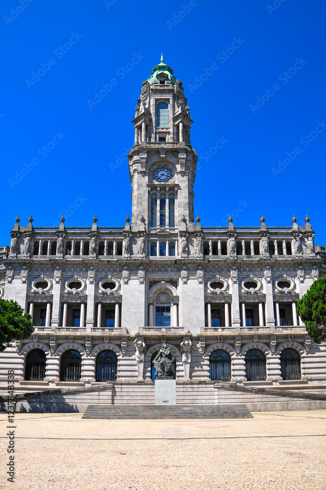 Fototapeta premium とても美しいポルト市庁舎の風景A very beautiful view of Porto City Hall