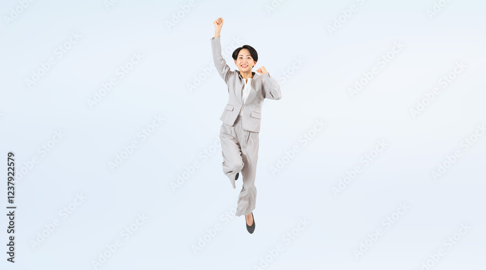 ジャンプするミドル女性ビジネスパーソンの全身写真（切り抜き背景透過PNGも販売しております。作成者リンクから「PNG」で検索してください）