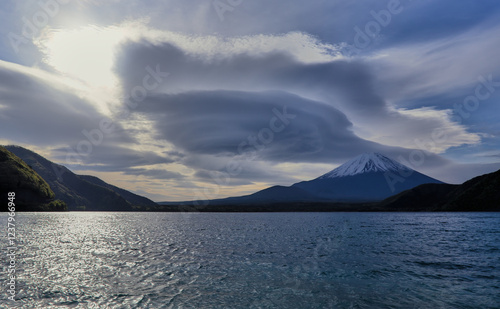Valokuva Morning view of a snow-capped Mount Fuji from the north shore of Lake Motosu, wi