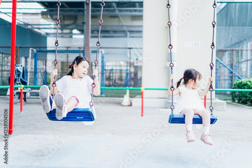 公園で仲良く遊ぶ姉妹 photo