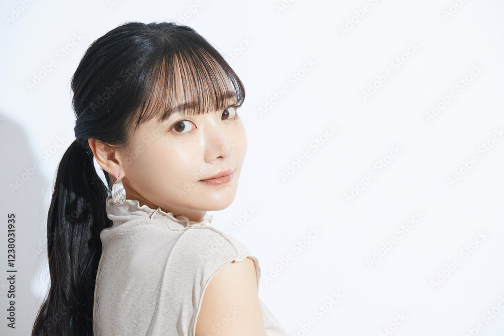 光と影の背景で撮影をした若い女性の爽やかなビューティーポートレート