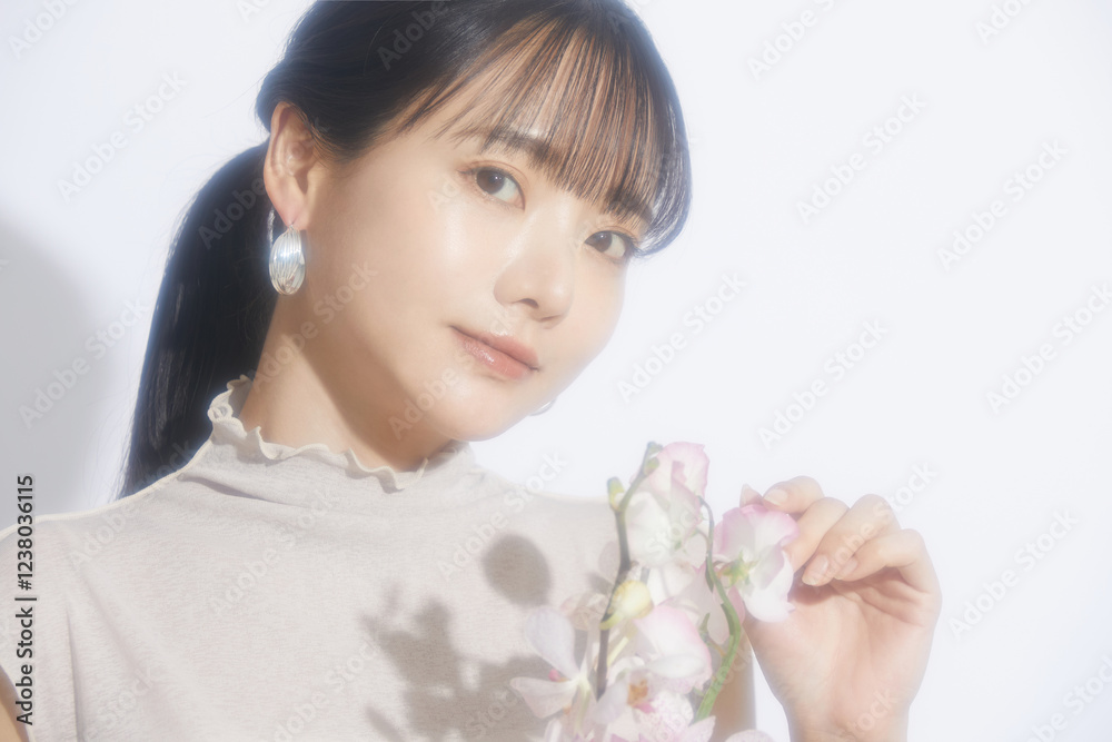 光と影の背景で撮影をした若い女性の爽やかなビューティーポートレート 光と影の背景で撮影をした若い女性の爽やかなビューティーポートレート