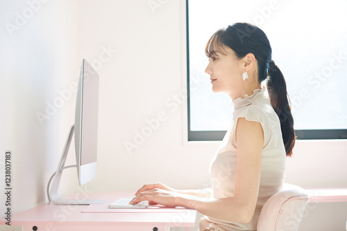 自宅で仕事をする若い女性