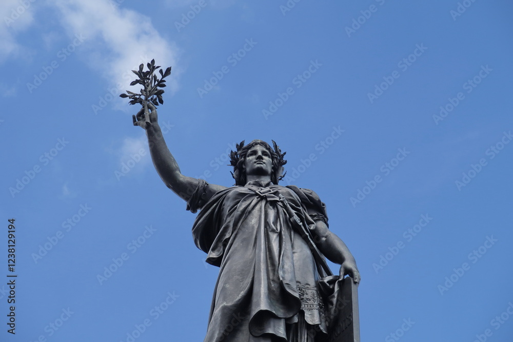 Fototapeta premium Statue de la République. Place de la République. Paris. France.