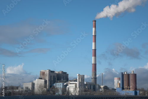 Obraz na płótnie A coal-fired power plant emits greenhouse gases into the atmosphere.
w salonie