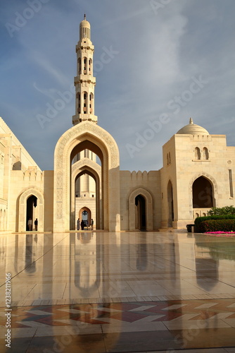 Obraz na płótnie The Sultan Qaboos Grand Mosque in Muscat, Oman, with patterned tiles and reflections w salonie
